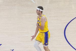 里夫斯至少50分10板5助 湖人队史第3人 上一个是科比