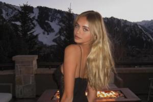 官宣恋情♥️辛纳夺冠后感谢现场观战的女友，其女友是一名模特