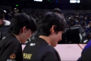 不想说再见！赛后镜头一直追踪Peanut：不断的向观众挥手致意