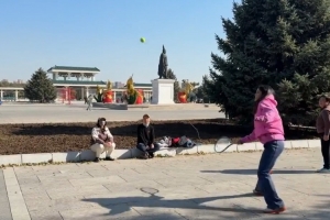 前美网冠军拉杜卡努回沈阳探亲，在公园与大妈打起网球