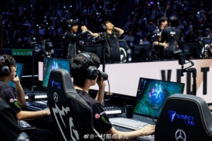 LOL官推分享基地爆炸时Chovy凝视屏幕图：梦想碰撞 噩梦便会诞生