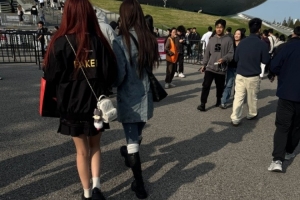 媒体人：现场没见几个穿TES队服的 全是T1和Faker Doran都有人穿