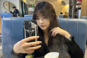 家庭地位纵横宇宙！解说毛毛分享女友Kris照片：吃个饭一直臭美