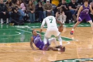 这不是犯规？基昂特-乔治滑倒铲翻杰伦-布朗 裁判没有吹罚