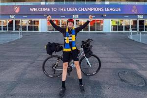 马卡：一位圣吉罗斯死忠10天骑行1570公里，观看球队客战马竞