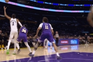 麻烦了！文班亚马面对斯玛特顶防推翻后者进攻犯规&个人五犯