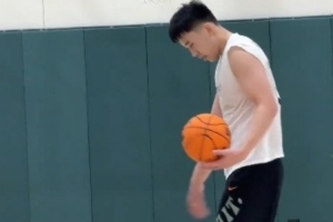 王俊杰晚上10点还在旧金山大学篮球馆加练 最后1组三分球弹无虚发