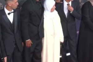 队内氛围真好！登贝莱回巴黎分享金球，维蒂尼亚爱不释手！