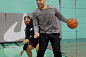 老马老婆竟爱打人？马布里和中国妻子玩“缺点睁眼”挑战