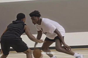 太阳队媒体日布克和两大新援杰伦格林狄龙布鲁克斯一起拍摄定妆照