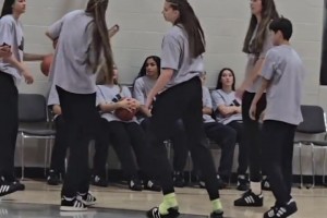 美国女高中生天赋也变态啊！半个手掌超篮网，这身高臂展真吓人