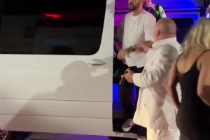 真会玩！鹈鹕墨菲和朋友一同前往夜店放松，下来一车魔鬼身材辣妹