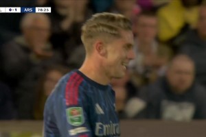 传的很好了啊！道曼一脚出球穿透防线，约克雷斯单刀射门被封堵