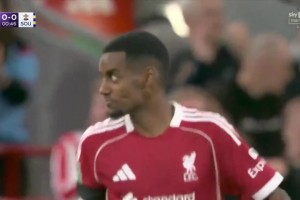 开场造险！基耶萨禁区内做球，伊萨克打门被门将挡出！