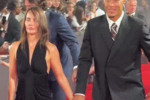 气场满分！范戴克与妻子并肩走红毯