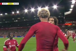 弗林蓬看呆了！埃基蒂克绝杀脱衣庆祝染第二黄！