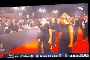 阿森纳女足球员走红毯时被绊了一下，随后忍不住哈哈大笑