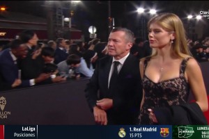 人生赢家！64岁的马特乌斯和26岁女友一起出席金球颁奖典礼 