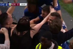 闷死了！伊瓜因被女球迷拉怀里庆祝