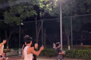 野球场0-4，突然自己连干五球。这怎么防？