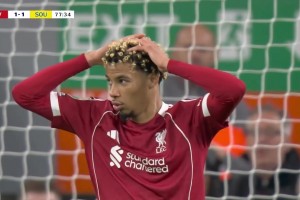 可惜！基耶萨边路精准传中，埃基蒂克头球擦柱而出！