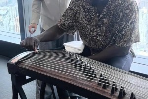 追梦尝试弹中国古筝 天赋炸裂一学就会啊