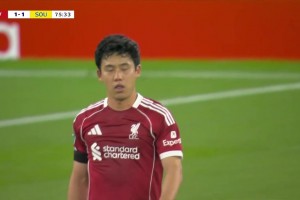 离谱失误！远藤航头球解围送礼！查尔斯破门利物浦1-1遭圣徒扳平