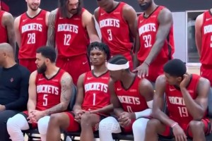 杨瀚森去开拓者球迷商店里淘了两件自己的球衣，是送给朋友的吧？