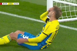 险丢球！利物浦传球被断，阿彻尔单刀中框，阿姆斯特朗空门顶偏！