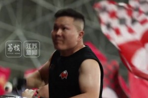 看一遍笑一遍！惊！苏超泰州队球员国歌仪式时转错方向