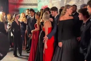 瓜迪奥拉被气到亲了裁判一口，传控祖师爷放下脸踢防反还被绝平~