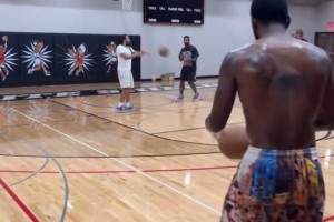 复出越来越近了？欧文训练八连中，投篮手型似乎有所调整