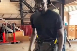 2米29的法尔去当消防员，架云梯都方便了许多