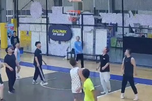 不合理，极其不合理！这哥们第一球不看背身不看三分就离谱