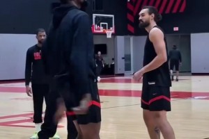 可爱捏！哈登现身棒球比赛现场，这一身穿搭太萌了