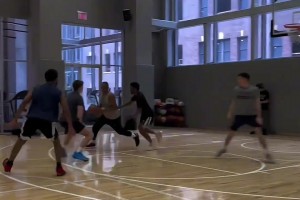 油箱还有油！威少在纽约Summit公寓篮球馆进行训练