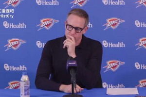 两个大美女来探店！克拉克和赫尔一起去餐厅尝试黑暗料理！