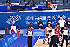 裁判：你来你来，这里有点丢人的活，你来