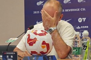 不甘心!失望的刘殿座赛后在场上久久徘徊