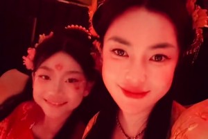 还是挺美的哈！刘维伟前妻带女儿身穿汉服体验宫廷玉液酒~