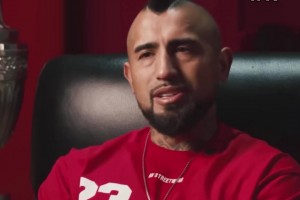 大老师穿着曼联球衣又在散发魅力，好身材根本掩盖不住