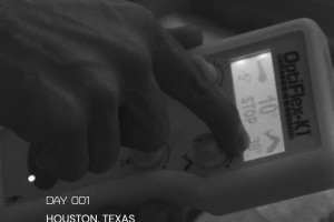 卡里乌斯老婆一身清凉装在街边遛狗，这小博美好可爱呀