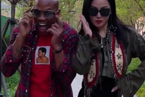 马嫂身材还是阔以的！马布里和中国妻子在小区内玩T台走秀~