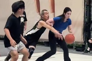 大爷面对野球场肘姐，那是真防啊！但确实力不从心！