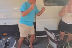 儿子进球啦！居勒尔父母看到儿子进球后非常激动