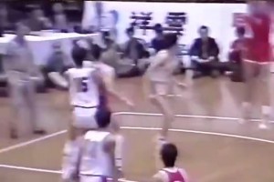 这身体素质！马健当年在国家队首秀，登场不久就贡献双手暴扣！