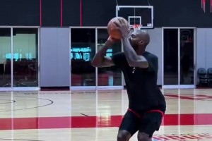 有点奇怪的组合！普尔和锡安在训练中交流技战术