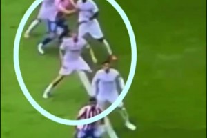 皇马博主：马竞第一个进球，对楚阿梅尼拉拽犯规VAR看不到？