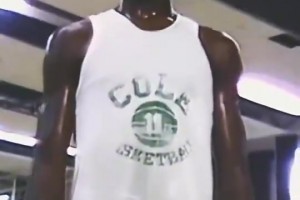 珍贵录像带高中时期的奥尼尔，对篮框的摧残真的太狠了！