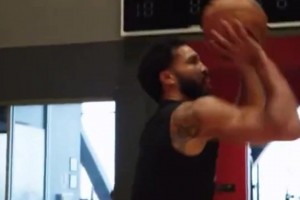 “真性情～威少与朋友拥抱，这一笑藏不住的真性情”